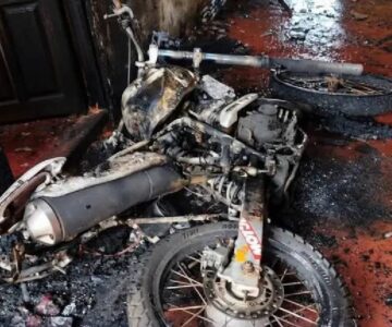 Motocicleta é incendiada após discussão de casal em Rondônia