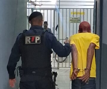 Suspeito armado com faca invade restaurante e rouba celular em Porto Velho