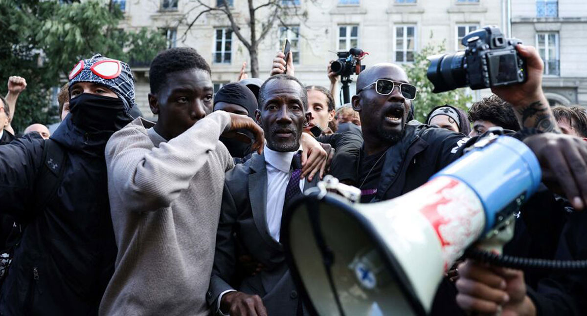 Prefeito tenta conter tensão entre polícia e jovens em Paris