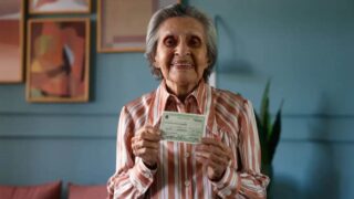 Abstenção entre eleitores com mais de 70 anos cai quase 10 pontos percentuais no primeiro turno das Eleições 2026