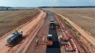 Acesso ao Porto Novo avança com pavimentação de 3 quilômetros e construção de pontes
