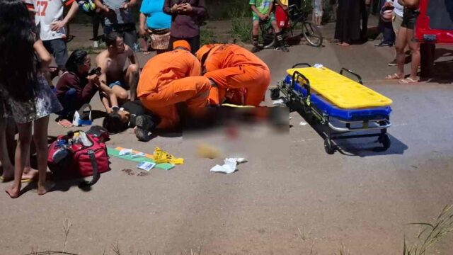 Acidente entre moto e carro deixa mulher gravemente ferida