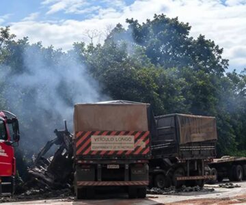 Acidente grave entre veículos pesados deixa uma pessoa morta na BR-364