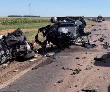 Acidente grave entre veículos pesados deixa uma pessoa morta na BR-364