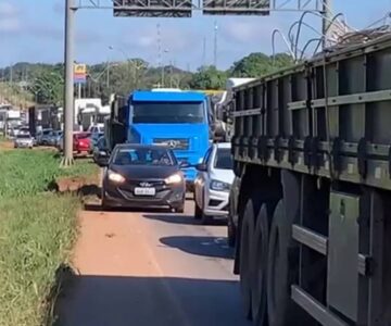 Acidente no km 200 da BR-364 deixa trânsito bloqueado em Pimenta Bueno
