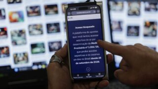 Afastamentos do trabalho por vício em apostas e jogos crescem cinco vezes no Brasil, aponta MTE