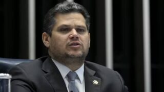Alcolumbre mantém calendário, mas avanço da direita no Senado dificulta votação da PEC da escala 6×1