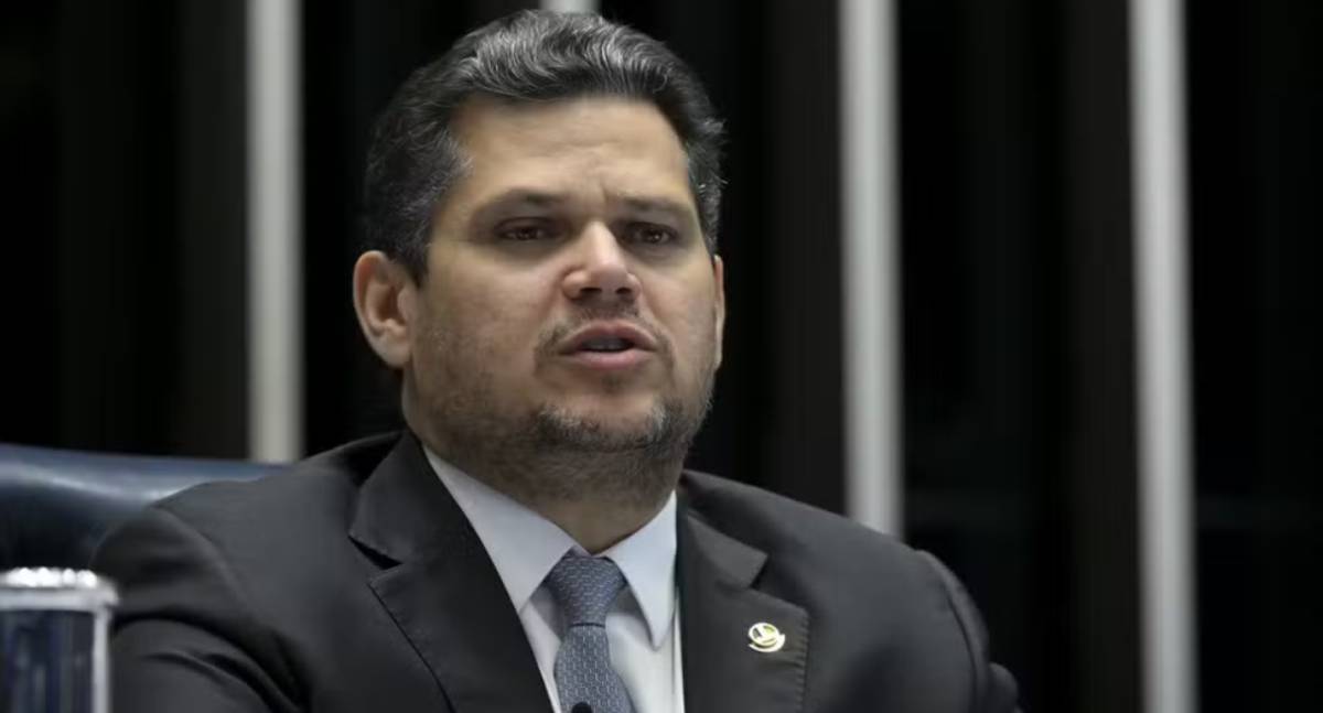 Alcolumbre mantém calendário, mas avanço da direita no Senado dificulta votação da PEC da escala 6×1