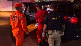 Bebê nasce dentro de viatura da PRF durante auxílio à gestante na BR-425, em Guajará-Mirim