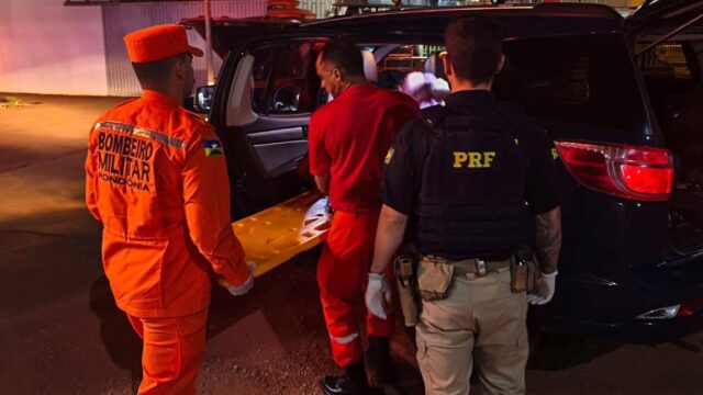 Bebê nasce dentro de viatura da PRF durante auxílio à gestante na BR-425, em Guajará-Mirim