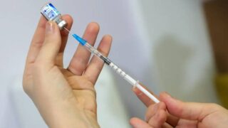 Boletim da Fiocruz aponta alta de vírus respiratórios e reforça importância da vacinação contra a covid-19