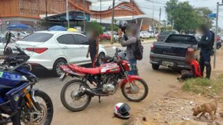 BPTRAN prende jovem sem CNH após acidente e identifica motor com restrição de furto e roubo