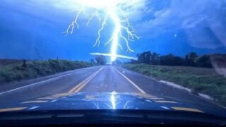 Câmera de viatura da PRF flagra momento exato em que raio atinge margens de rodovia durante temporal