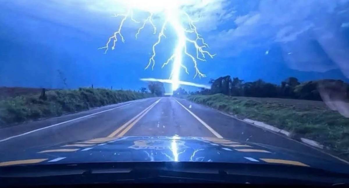 Câmera de viatura da PRF flagra momento exato em que raio atinge margens de rodovia durante temporal