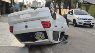 Câmeras de segurança registram capotamento de veículo no Centro