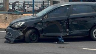 Caminhão arrasta carro após colisão na BR-364