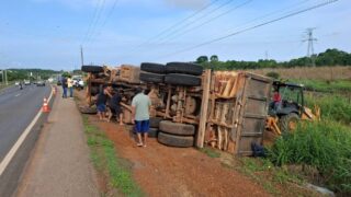 Caminhão carregado de areia tomba na BR-364 após motorista ser fechado em Porto Velho