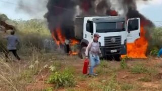 Caminhão da Prefeitura de Nova Brasilândia do Oeste pega fogo após atingir rede elétrica no cemitério municipal