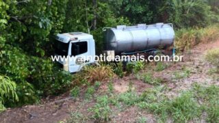 Caminhão leiteiro cai em ribanceira na BR-364 após desviar de veículo em RO