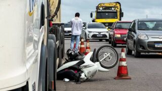 Caminhão-tanque passa por cima de motocicleta em cruzamento da BR-364
