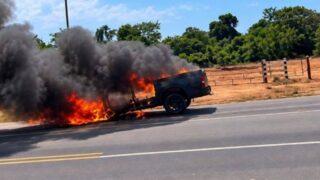 Caminhonete é destruída por incêndio durante teste mecânico em estrada de RO