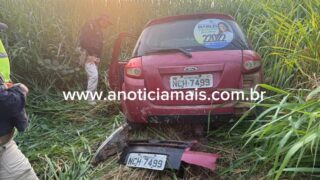 Capotamento de Ford Ka deixa três pessoas feridas na BR-364