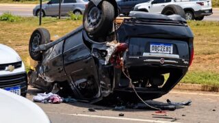 Carro capota após colisão e deixa motorista preso às ferragens na BR-364
