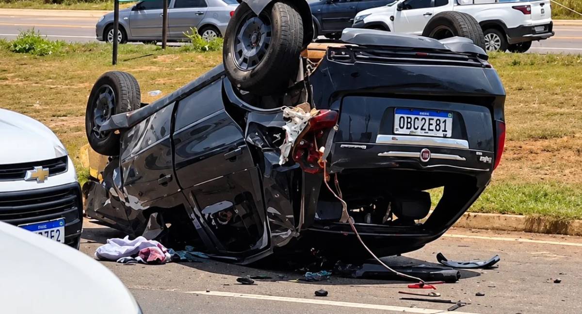 Carro capota após colisão e deixa motorista preso às ferragens na BR-364