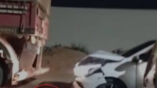 Carro colide na traseira de caminhão e deixa dois feridos na zona urbana em RO