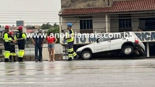 Carro fica pendurado em ribanceira de 5 metros após motorista perder o controle na BR-364