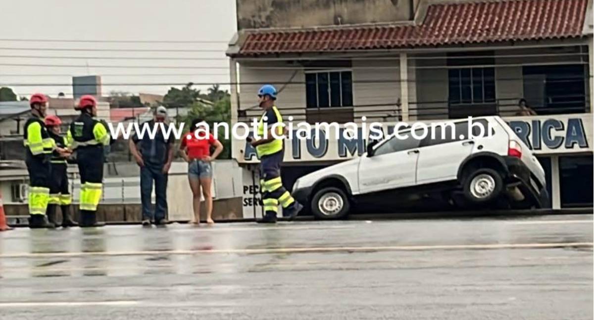 Carro fica pendurado em ribanceira de 5 metros após motorista perder o controle na BR-364