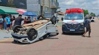 Casal fica ferido após Kwid capotar várias vezes em colisão com BYD