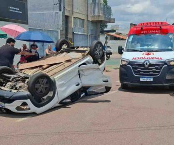 Casal fica ferido após Kwid capotar várias vezes em colisão com BYD