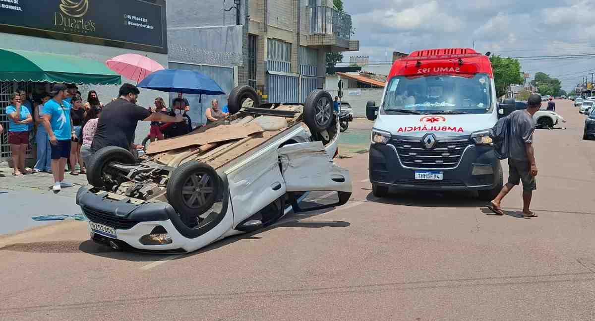 Casal fica ferido após Kwid capotar várias vezes em colisão com BYD