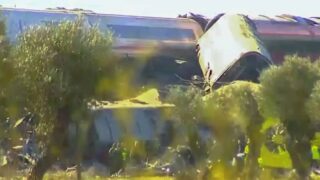 Colisão entre dois trens de alta velocidade deixa ao menos 30 mortos na Espanha