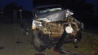 Colisão entre duas caminhonetes deixa um ferido durante forte chuva na RO-463