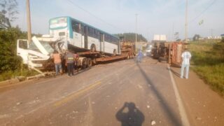 Colisão entre duas carretas bloqueia trecho da BR-364 em RO
