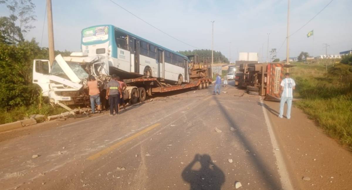 Colisão entre duas carretas bloqueia trecho da BR-364 em RO