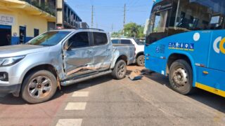 Colisão entre ônibus e caminhonete S10 é registrada em cruzamento no bairro Nova Porto Velho