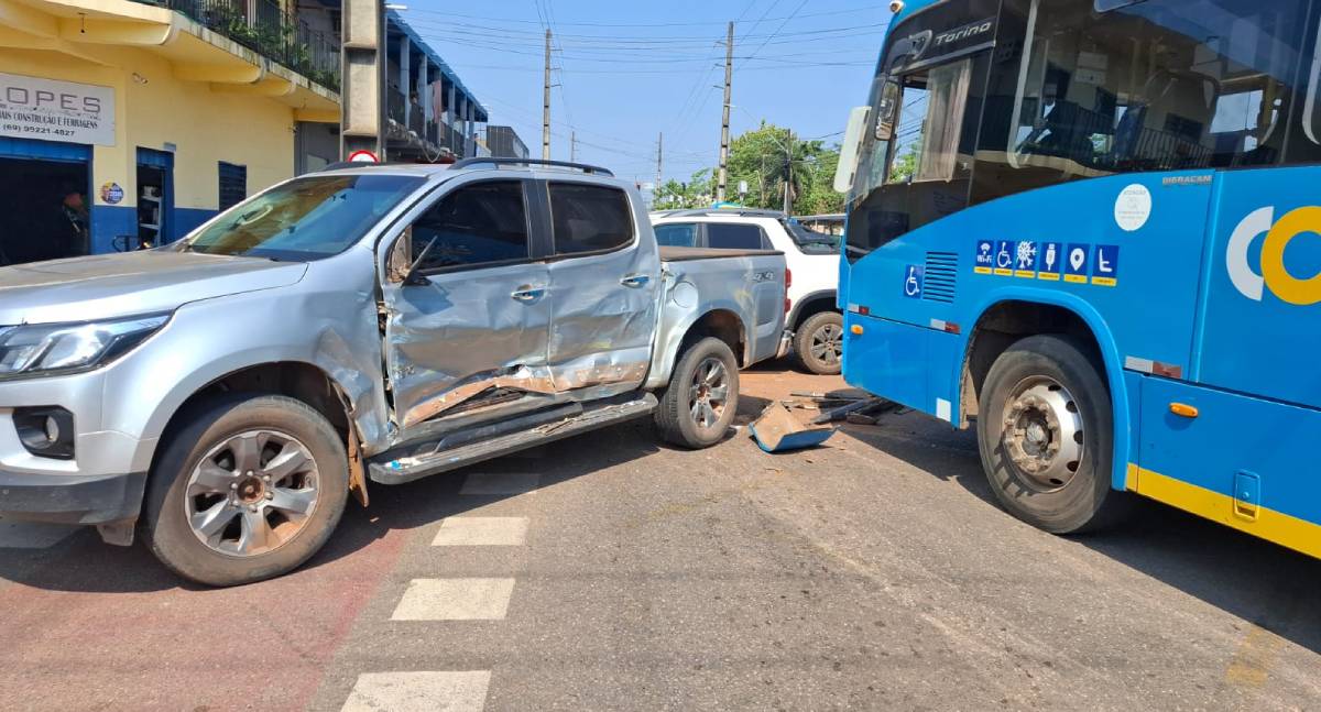 Colisão entre ônibus e caminhonete S10 é registrada em cruzamento no bairro Nova Porto Velho