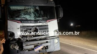 Colisão traseira entre caminhão e carreta provoca lentidão de mais de duas horas na BR-364
