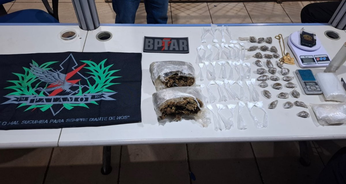 Adolescente é apreendido com drogas e polícia encontra entorpecentes em campo de futebo