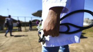 Congresso aprova MP que condiciona registro médico à aprovação no Enamed