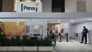 Desencontro de informações sobre prorrogação das urnas gera frustração e filas de eleitores barrados pelo país