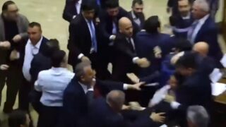 Discussão política termina em briga generalizada entre deputados no Parlamento da Armênia