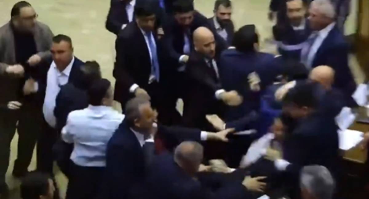 Discussão política termina em briga generalizada entre deputados no Parlamento da Armênia