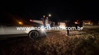 Dois carros colidem durante retenção causada por acidente entre caminhões na BR-364