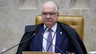 Edson Fachin rejeita pedido para afastar Flávio Dino de processos contra Flávio Bolsonaro