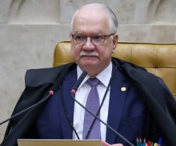 Edson Fachin rejeita pedido para afastar Flávio Dino de processos contra Flávio Bolsonaro