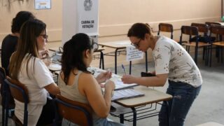 Eleitor que faltou no primeiro turno das Eleições de 2026 pode votar normalmente no segundo turno